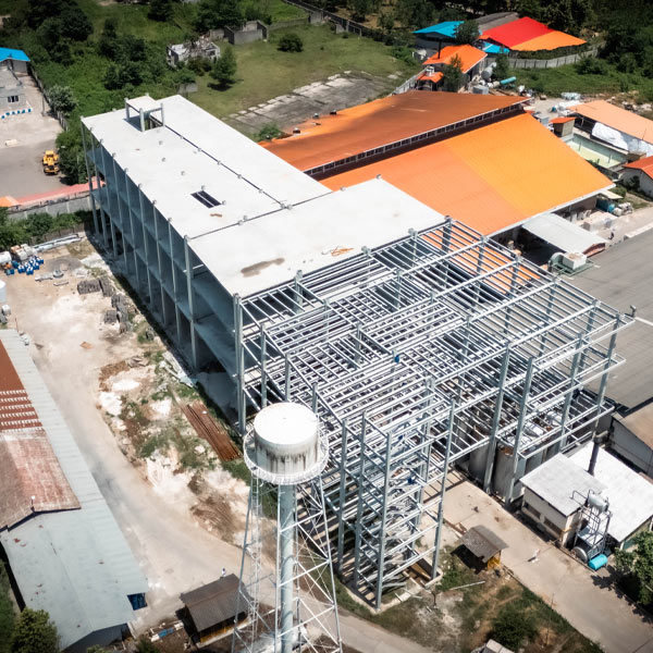 پروژه شرکت دستکش گیلان با وزن سازه‌ای معادل ۱۲۰۰ تن شامل چهار بلوک مجزا، در منطقه سراوان شهر رشت، استان گیلان اجرا گردیده است. این سازه با طراحی قاب خمشی متوسط و بر اساس استانداردهای روز صنعت، برای کاربردهای صنعتی ساخته شده است.