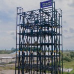 پروژه فاز چهارم همکاری با شرکت سپیدماکیان، شامل ساخت و نصب برج تولید دانه با وزن ۴۰۰ تن و ارتفاع قابل‌توجه ۴۰ متر، یکی از پروژه‌های برجسته صنعتی در شهر صنعتی رشت است که با بهره‌گیری از دانش فنی و تجهیزات پیشرفته شرکت لاهیج سوله اجرا شده است. این برج فولادی عظیم با طراحی دقیق و استانداردهای مهندسی روز، به‌منظور ارتقاء ظرفیت تولید و بهبود کیفیت فرآوری دانه‌های خوراک دام و طیور ساخته شده است. در این پروژه، مراحل نصب به‌طور کامل توسط تیم‌های تخصصی و تجهیزات نصبی لاهیج سوله انجام شده که نتیجه آن، ایجاد سازه‌ای پایدار، مقاوم و ایمن برای بهره‌برداری بلندمدت است.