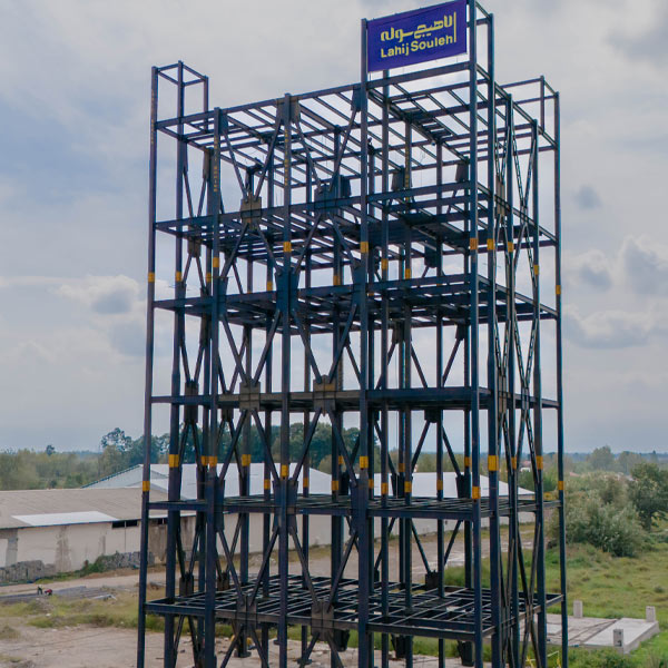 پروژه فاز چهارم همکاری با شرکت سپیدماکیان، شامل ساخت و نصب برج تولید دانه با وزن ۴۰۰ تن و ارتفاع قابل‌توجه ۴۰ متر، یکی از پروژه‌های برجسته صنعتی در شهر صنعتی رشت است که با بهره‌گیری از دانش فنی و تجهیزات پیشرفته شرکت لاهیج سوله اجرا شده است. این برج فولادی عظیم با طراحی دقیق و استانداردهای مهندسی روز، به‌منظور ارتقاء ظرفیت تولید و بهبود کیفیت فرآوری دانه‌های خوراک دام و طیور ساخته شده است. در این پروژه، مراحل نصب به‌طور کامل توسط تیم‌های تخصصی و تجهیزات نصبی لاهیج سوله انجام شده که نتیجه آن، ایجاد سازه‌ای پایدار، مقاوم و ایمن برای بهره‌برداری بلندمدت است.